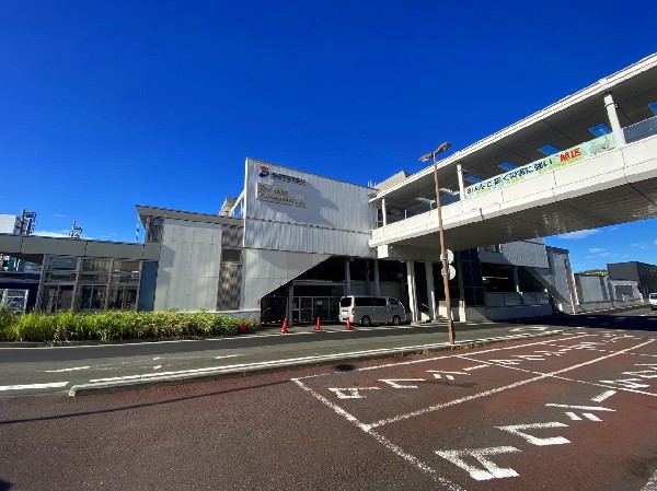 周辺環境:鶴ヶ峰駅(駅直結の商業施設「ココロット鶴ヶ峰」をはじめ、徒歩圏に多彩な生活施設が集積。公共施設も集まり、横浜市における主要な生活拠点に位置付けられています。)