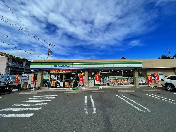 周辺環境:ファミリーマート横浜上白根店(時間を問わず、幅広い品物が揃うコンビニ。いまや買物だけでなく、行政、銀行等、日常生活に深く関係する最重要施設。)