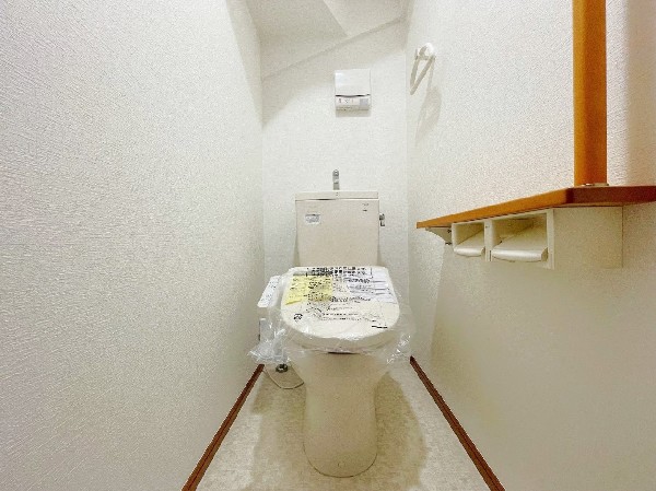 ウォシュレット、暖房便座機能付のトイレです。従来型に比べ節水効果があり、お手入れもしやすいので、家計も家事の負担も軽減してくれます。