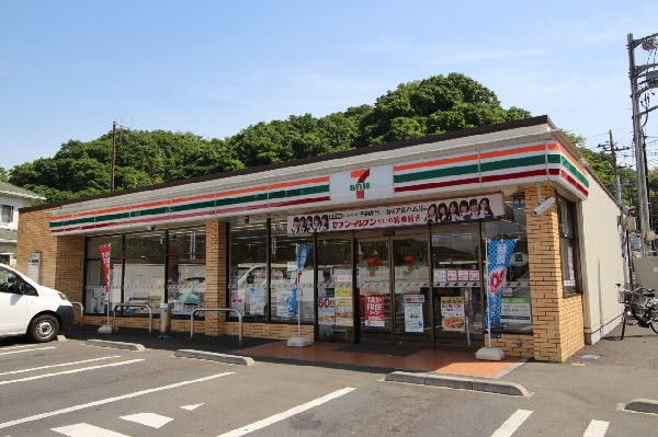 周辺環境:セブンイレブン川崎長尾橋店(セブンミール、お弁当に定評のあるセブンイレブン、コンビニエンスの最大手ですね。)