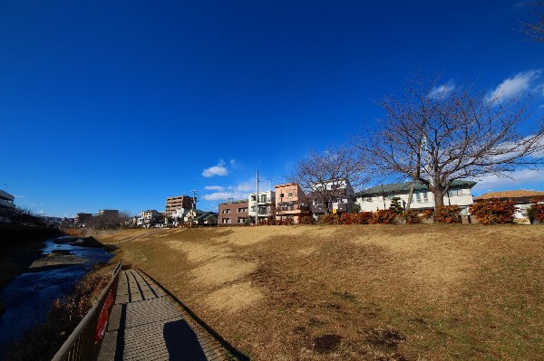 周辺環境:三沢川親水公園(三沢川の穏やかな流れのなか、中州での水遊び、魚や川エビやドジョウなどの生き物観察などを楽しむことができます。)