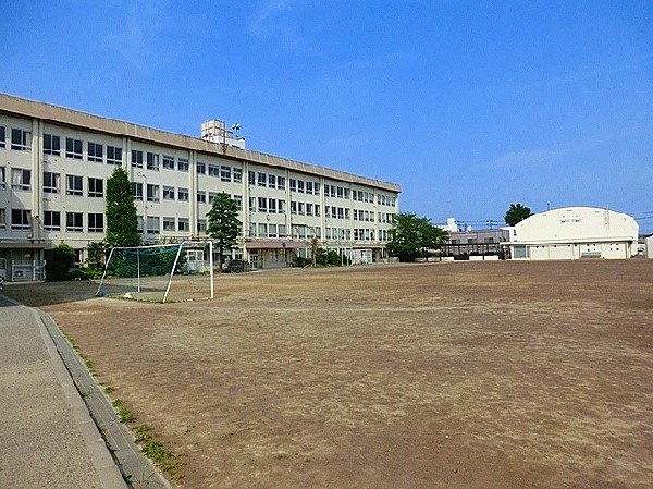 周辺環境:稲城第一中学校(成長の過程でより濃い時間を過ごす3年間。ここで過ごす時間は、お子様にとって、とても大切な思い出となるはずです。)