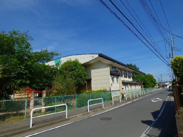 周辺環境:稲城市立稲城第三小学校(お子様が一日の中でも長い時間を過ごす小学校。のびのびと過ごし、広い校庭で元気に駆け回ったり、どんどん成長していく姿が目に浮かびます。)