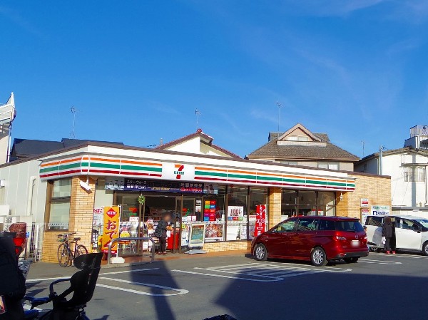 周辺環境:セブンイレブン狛江水道道路店(セブンミールは大好評です。今や公共料金の支払いや宅配など、色々な用途があるコンビニは必須ですね。)