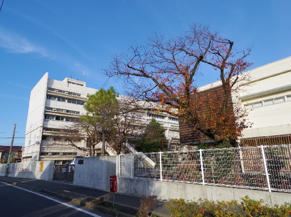 周辺環境:狛江市立狛江第二中学校 (市の東南部にあたり、小田急線の南側一帯が学区域である。学校のまわりには畑も残っており。四季の自然をとどめる恵まれた教育環境にある。)