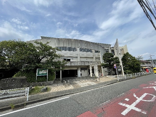 周辺環境:都田小学校(創立125年歴史と伝統を誇る都田小学校　学校教育目標　はばたけ都田の子～元気・勇気・本気～)