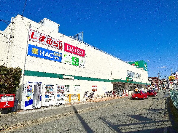 周辺環境:マルエツ 柿生店(食品スーパーマーケットとしては店舗数・売上高で国内最大規模と言われ、全国にスーパーマーケットをチェーン展開しているマルエツ。)