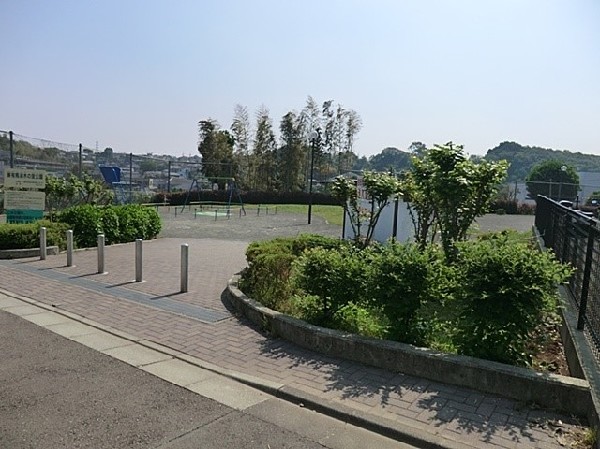 周辺環境:東有馬植木の里公園(とても開放的な公園で晴れた日にはボール遊びやバトミントンなどで遊ぶのにお子さんが喜びそうな場所。)