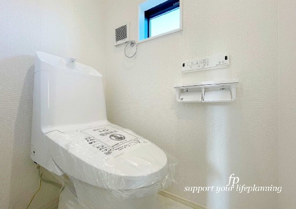 ウォシュレット、暖房便座機能付のトイレです。従来型に比べ節水効果があり、お手入れもしやすいので、家計も家事の負担も軽減してくれます。 