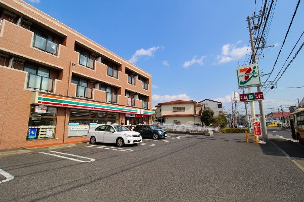 周辺環境:セブンイレブン町田金井入口店(セブンミール、お弁当に定評のあるセブンイレブン、コンビニエンスの最大手ですね。)