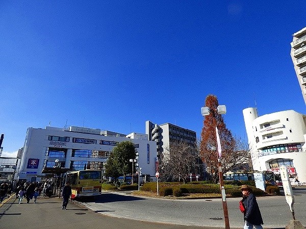 周辺環境:鶴川駅(ロータリー小田急線の複々線化事業が完成し、朝のラッシュが解消されました。鶴川駅は里山の雰囲気も残すエリアが点在しており、ゆったりと暮らすことが出来ます。)