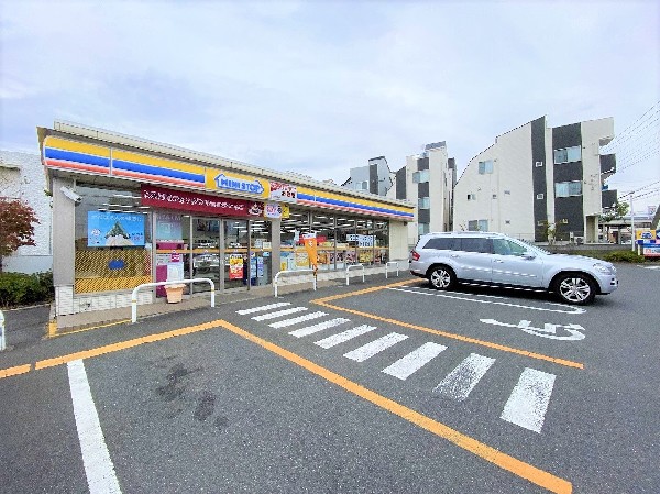 周辺環境:ミニストップ町田小川2丁目店(時間を問わず、幅広い品物が揃うコンビニ。出来立てのソフトクリームやハロハロはミニストップ人気のメニューです。)