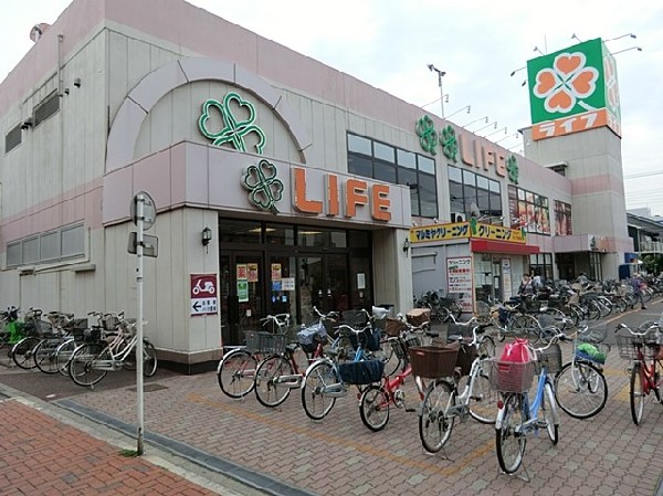 周辺環境:ライフ川崎桜本店(首都圏にも多くの店舗を持つ、大阪発祥の総合スーパーマーケット。)