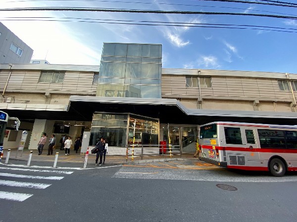 周辺環境:綱島駅(東横線の通勤特急・急行停車駅で、横浜へ9分、渋谷へ22分、通勤通学にアクセス便利です。近くには「新綱島」駅があります。)