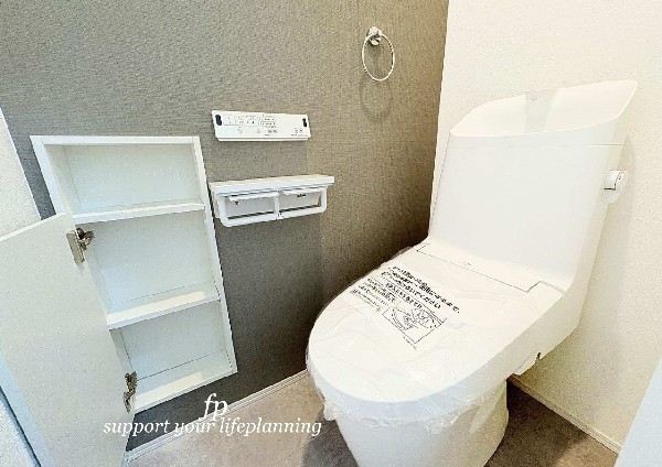 ウォシュレット、暖房便座機能付のトイレです。従来型に比べ節水効果があり、お手入れもしやすいので、家計も家事の負担も軽減してくれます。