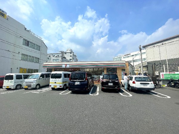 周辺環境:セブンイレブン綱島東6丁目店(特にお弁当等の惣菜で一歩先を行くセブンイレブン。一昔前と比べると格段に美味しい！会社帰りに立ち寄れる立地は嬉しい限り！)