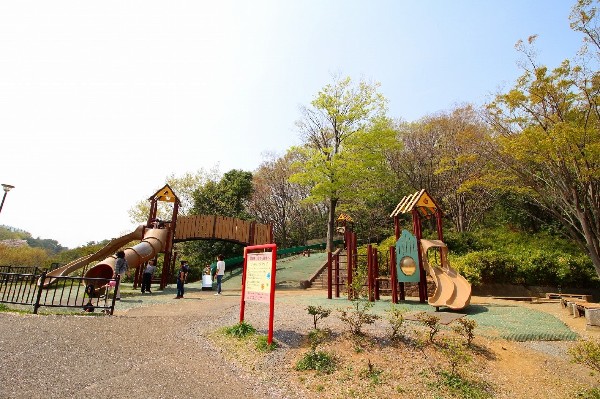 周辺環境:稲城中央公園(稲城市のほぼ中心に位置し、総合グラウンド、稲城市総合体育館、野球場等の運動施設やくじら橋があります。)