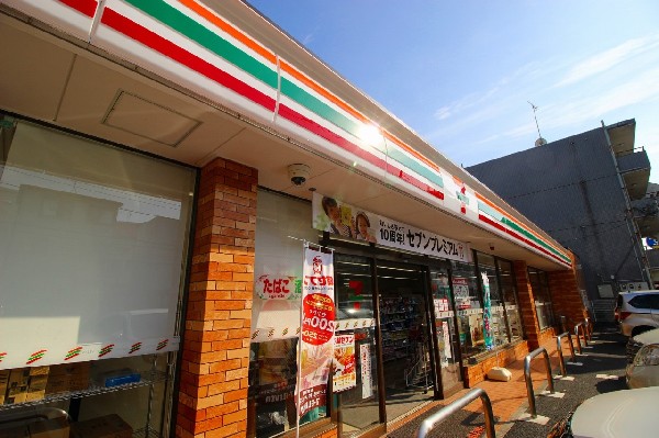 周辺環境:セブンイレブン川崎長沢4丁目店(セブンミールは大好評です。今や公共料金の支払いや宅配など、色々な用途があるコンビニは必須ですね。)