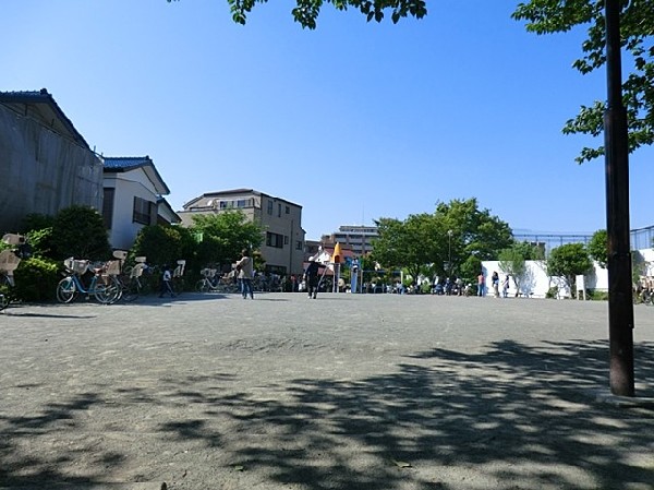 周辺環境:北加瀬熊野台公園(広場と大型複合遊具がある公園です。コト二アガーデンにも繋がっている公園です。)