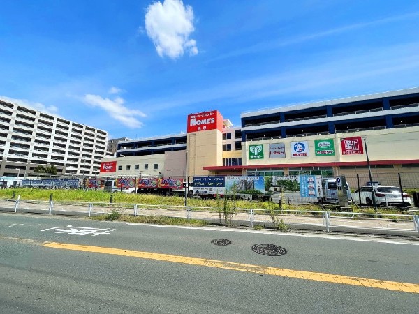 周辺環境:島忠ホームズ新川崎店(日用品、ペット用品、家電から建築資材まで何でもそろうホームセンターです。)