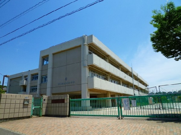 周辺環境:金程小学校(お子様が一日の中でも長い時間を過ごす小学校。のびのびと過ごし、広い校庭で元気に駆け回ったり、どんどん成長していくお子様の姿が目に浮かびます。)