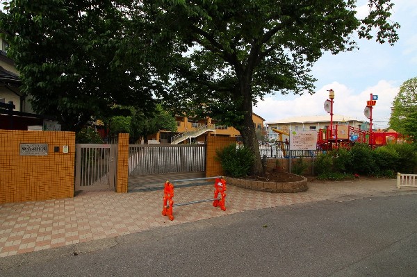 周辺環境:東菅幼稚園(園舎・広い園庭から子供たちの元気な声が聞こえてきます。できることが増えていく、お子様の成長が楽しみです。)