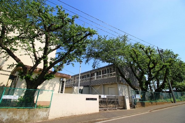 周辺環境:高田小学校(お子様が一日の中でも長い時間を過ごす小学校。のびのびと過ごし、広い校庭で元気に駆け回ったり、どんどん成長していくお子様の姿が目に浮かびます。)