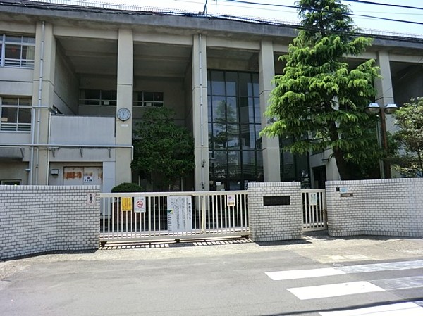 周辺環境:新城小学校(学校教育目標「心も強く　体も強い子」　～　健康でたくましい子　　よく考えて行動する子　　仲良く助け合う子　～)