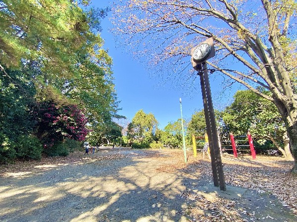 周辺環境:白鳥公園(住宅街らしく近隣には公園が複数ありますので、お子様にも嬉しい住環境です。きっと、お気に入りの公園がみつかるはずです。)