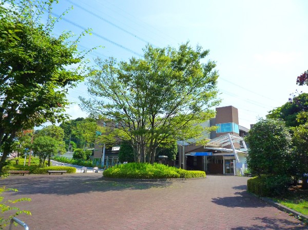 周辺環境:栗平駅　(小田急線急行・快速急行停車駅。北口周辺は、小田急マルシェや、Odakyu OX、コンビニ、飲食店、個人医院、ドラッグストアなどの商業施設が多くある。)