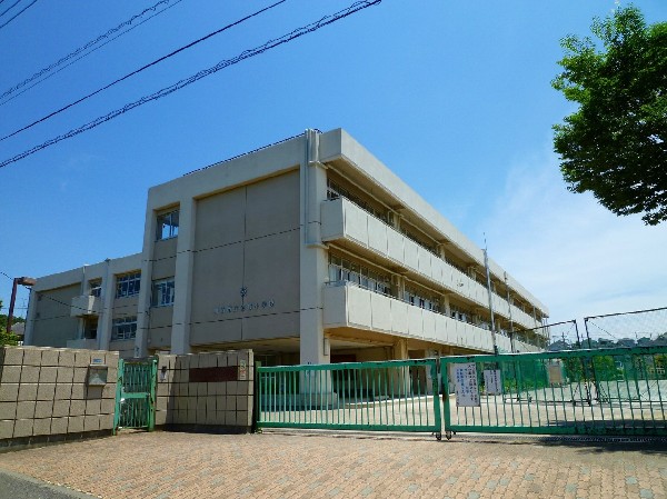 周辺環境:金程小学校　(お子様が一日の中でも長い時間を過ごす小学校。のびのびと過ごし、広い校庭で元気に駆け回ったり、どんどん成長していくお子様の姿が目に浮かびます。)