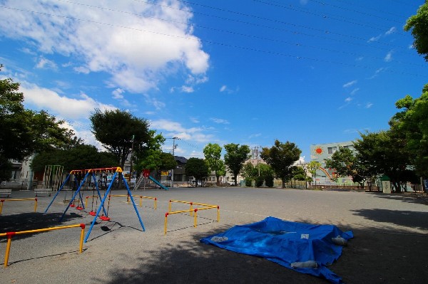 周辺環境:南加瀬五反公園(遊具もある広めの公園。放課後や休日は多くの子供たちでにぎわいを見せています。)