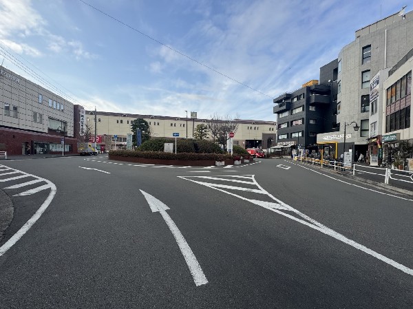 周辺環境:狛江駅(ダイヤ改正により準急も停車するようになり便利に。駅周辺は高架化されており、狛江市の中心です。)