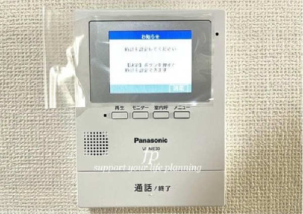 同仕様設備：「テレビモニタ付きインターホン」　戸建暮らしだと、集合住宅に比べ、より不安になりがちな防犯面、目で確認できるからあんしんです。