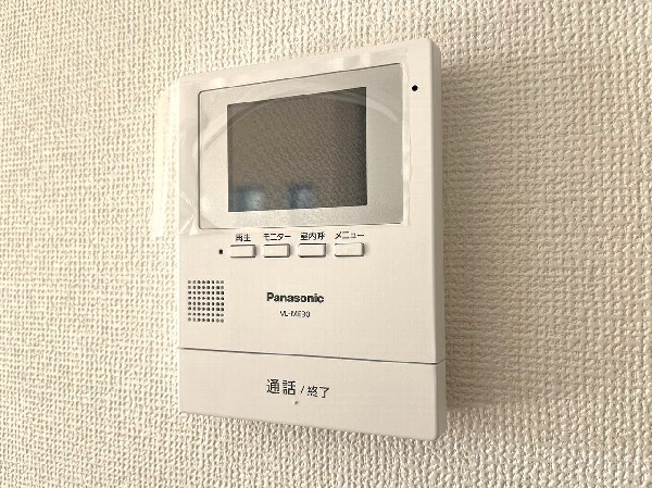 「TVモニター付インターホン」　モニター付インターホンが標準仕様です。不安になりがちな防犯面。目で確認できるからあんしんです。