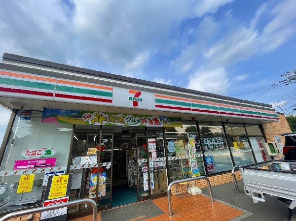 周辺環境:セブンイレブン川崎野川台店(セブンミール、お弁当に定評のあるセブンイレブン、コンビニエンスの最大手ですね。)