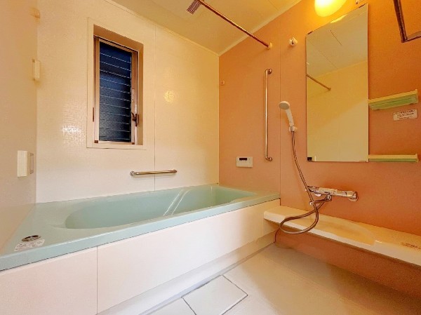 ご家族との憩いの場として、一日の疲れを癒す場として、ゆったりと足を伸ばしてくつろげる綺麗で清潔感のある色味の浴室。