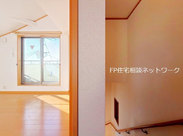 収納力が豊富な大型クローゼット。普段着やスーツはもちろんのこと、コート類などもしっかり掛けられます。