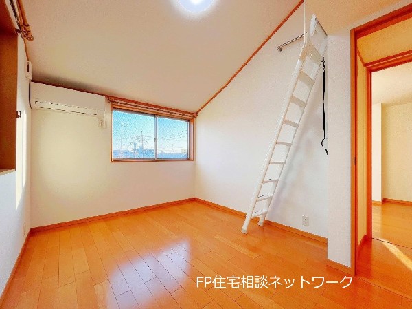 勾配天井の最大のメリットはなんと言っても開放感。通常の天井よりも上部の空間が立体的な広がりを見せるので、部屋を広く感じることができます。