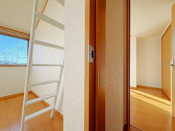 勾配天井を採用した居室。空間に対して横の広がりだけではなく、縦の広がりを持たせることにより開放感を演出します。また、ロフトを併設していますので、収納として、またお子様の秘密スペースとして活躍します。 