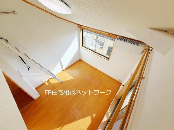 勾配天井を採用した居室。空間に対して横の広がりだけではなく、縦の広がりを持たせることにより開放感を演出します。