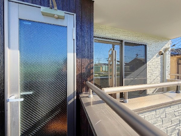 外観:南からの明るい光が差しこむ陽だまりの空間。南に大きく面したバルコニーでお洗濯も干せばあっという間に乾きそうで家事もスムーズにこなせますね！乾いたお洗濯物からは太陽の匂いが感じられる心地よさ。