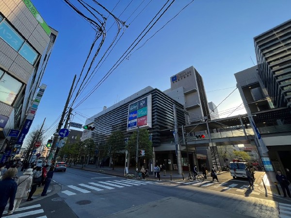 周辺環境:青葉台東急スクエア(青葉台駅直結。国際的なチェーン店のほか、カジュアルなレストランやカフェが幅広く揃うモダンなモールです。)