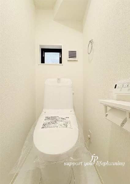 ウォシュレット、暖房便座機能付のトイレです。従来型に比べ節水効果があり、お手入れもしやすいので、家計も家事の負担も軽減してくれます。