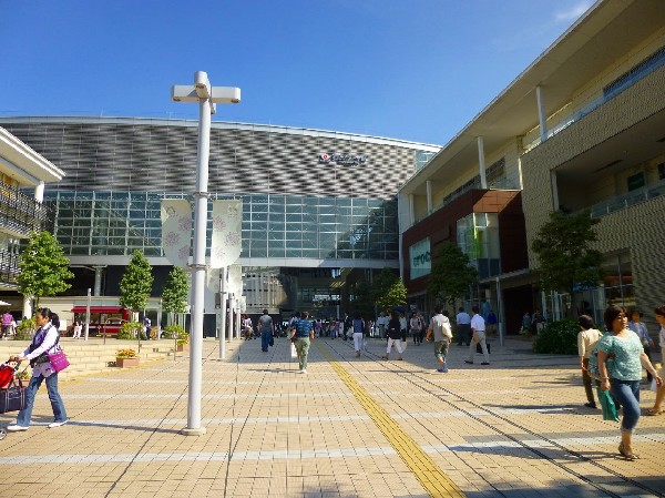 周辺環境:たまプラーザ駅(1100　　洗練された田園都市線のイメージそのままの、急行停車駅です。羽田空港、成田空港、TDRなどへのバスも発着し便利です。)