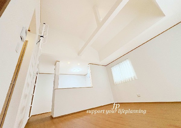 実際の広さよりも空間の広がりを感じるので、より開放的な気分になります。天井が高いのでシーリングファンがとてもよく似合う、お洒落なＬＤＫを演出できます。