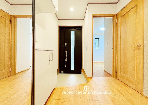 玄関ホールには大きな窓があり、自然光が射し込み、住まう人、訪れる人を心地よく迎え入れてくれる。玄関収納には、ディスプレイスペースがあり、お花、グリーンなどを飾れる。