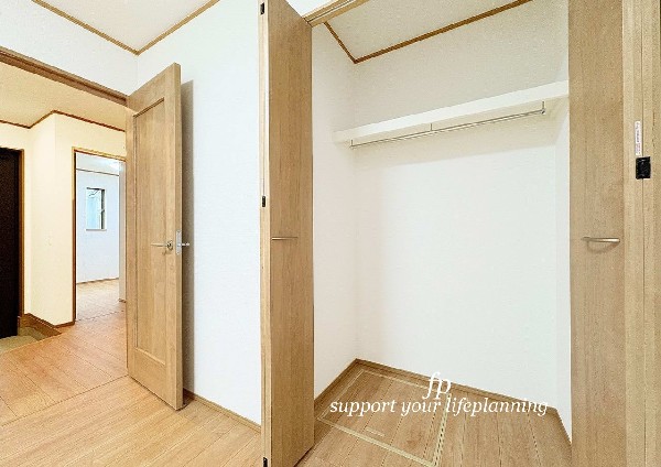 収納力が豊富な大型クローゼット。普段着やスーツはもちろんのこと、コート類などもしっかり掛けられます。奥行きもあり、部屋がスッキリしますね。