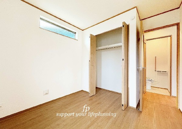 全居室には大型の収納クローゼットを完備。普段使いのお洋服や小物はもちろん、季節物のお洋服などもしっかりと整理整頓出来る。居室空間を隅々まで使えるのが嬉しい。
