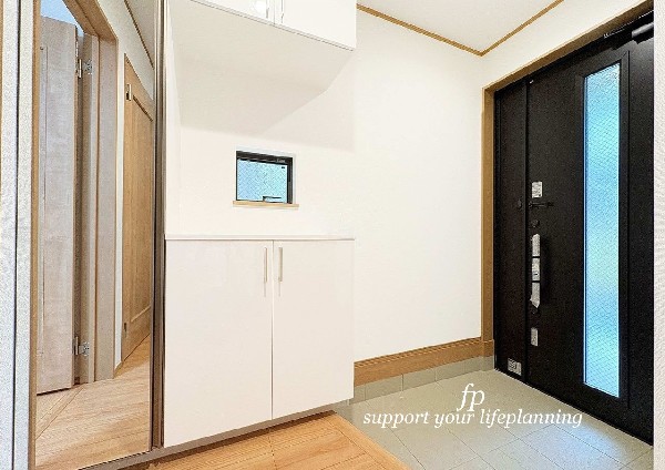 玄関ホールがスッキリ広々としていると帰る時も出ていく時も気持ちが良い。来客を出迎える玄関が綺麗ならその家の印象が良くなる。